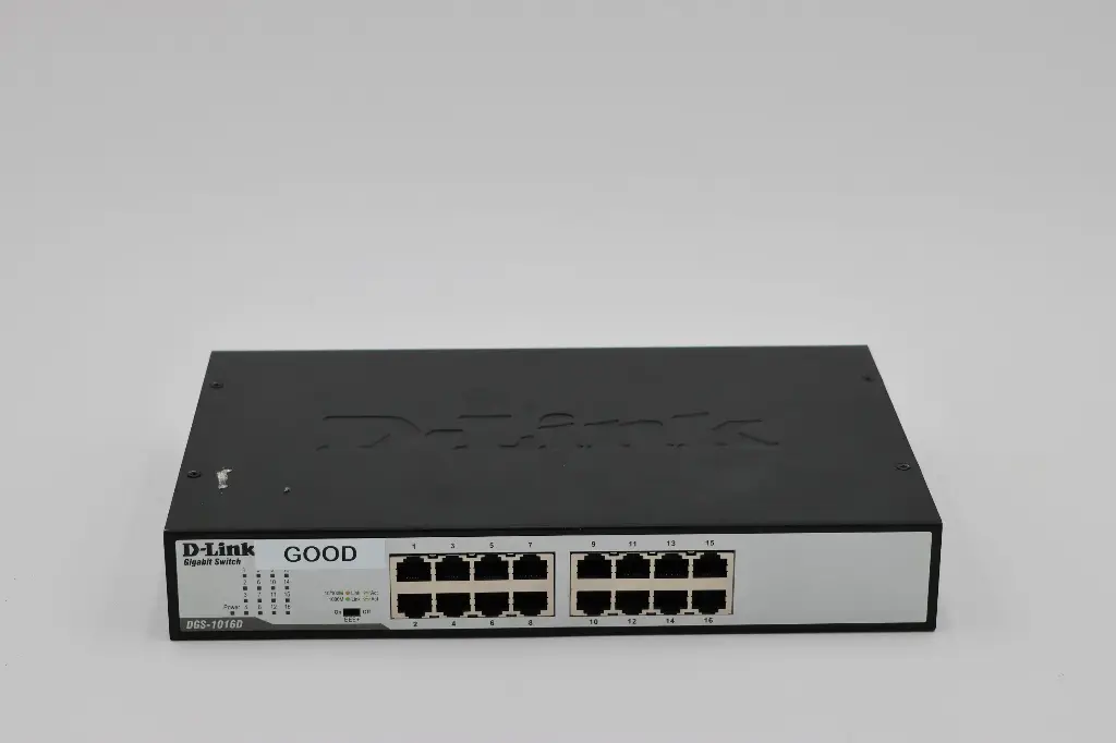 D-Link | D-Link 16-Port 10/100 Unmanaged Desktop or Rackmount Switch (DGS-1100-16V2)