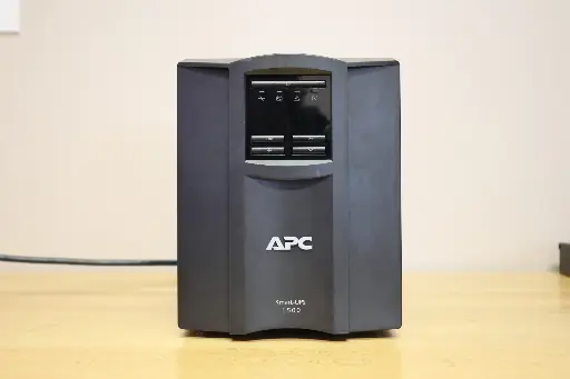 APC	| Smart-UPS (SMT1500C)